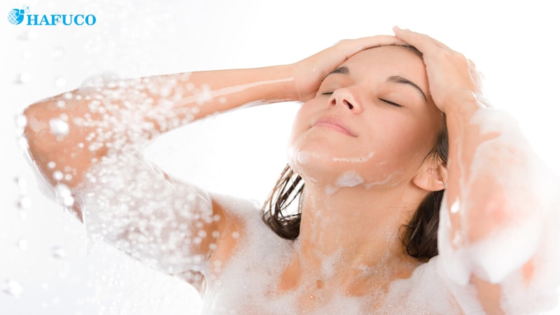Tắm tráng lại bằng nước sạch sau khi bơi tránh đen da