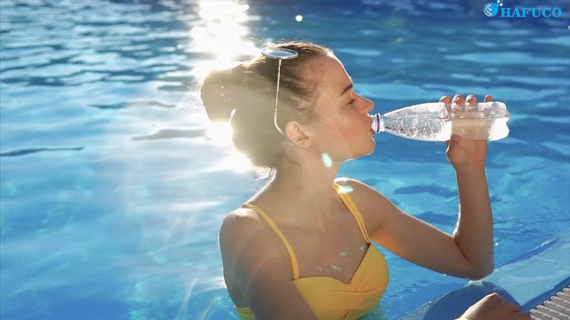 Uống nước trước khi bơi