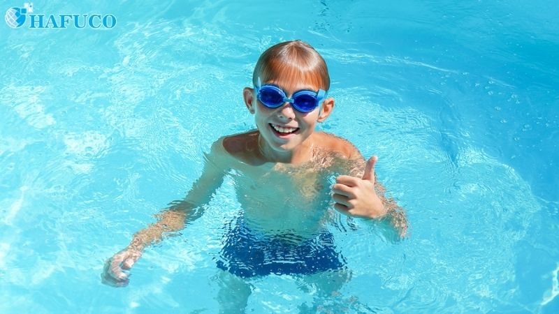 Phòng tránh đau mắt đỏ bằng cách đeo kính khi bơi