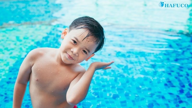Đối tượng dễ bị nước vào tai khi bơi