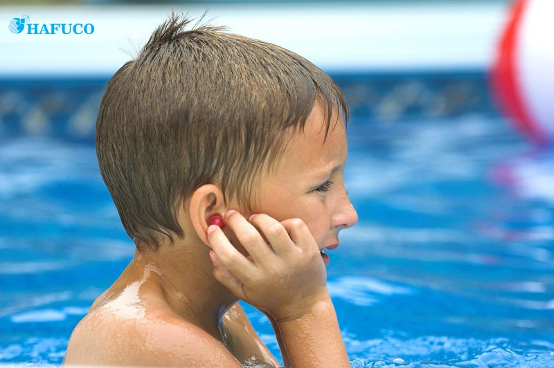 Tại sao khi bơi dễ bị nước vào tai