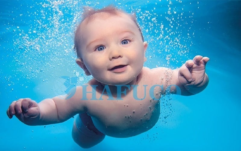 Trẻ sơ sinh có nên đi bơi không?