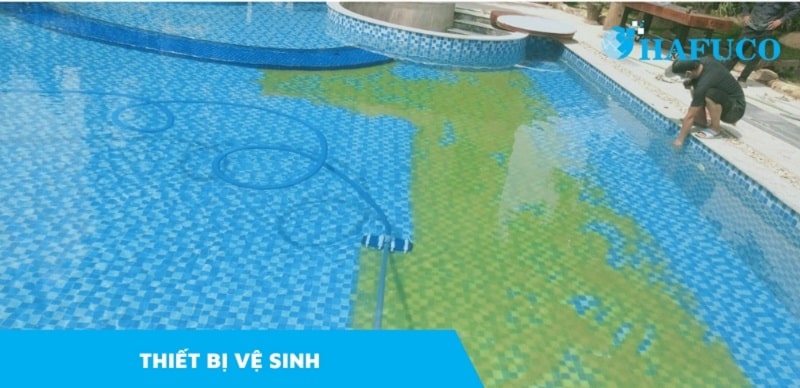 Các loại thiết bị vệ sinh cần có tại bể bơi